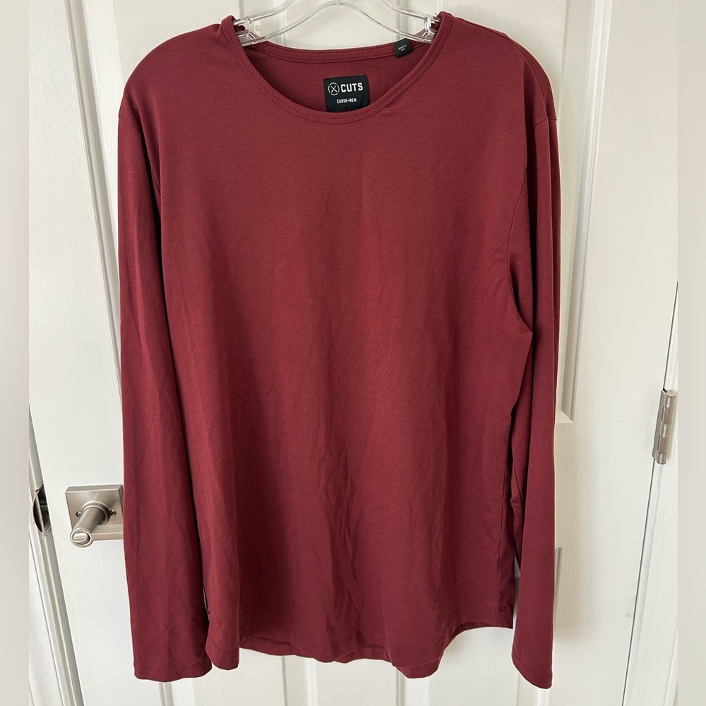 Cuts AO Men's Long Sleeve Curve-Hem In Currant Red